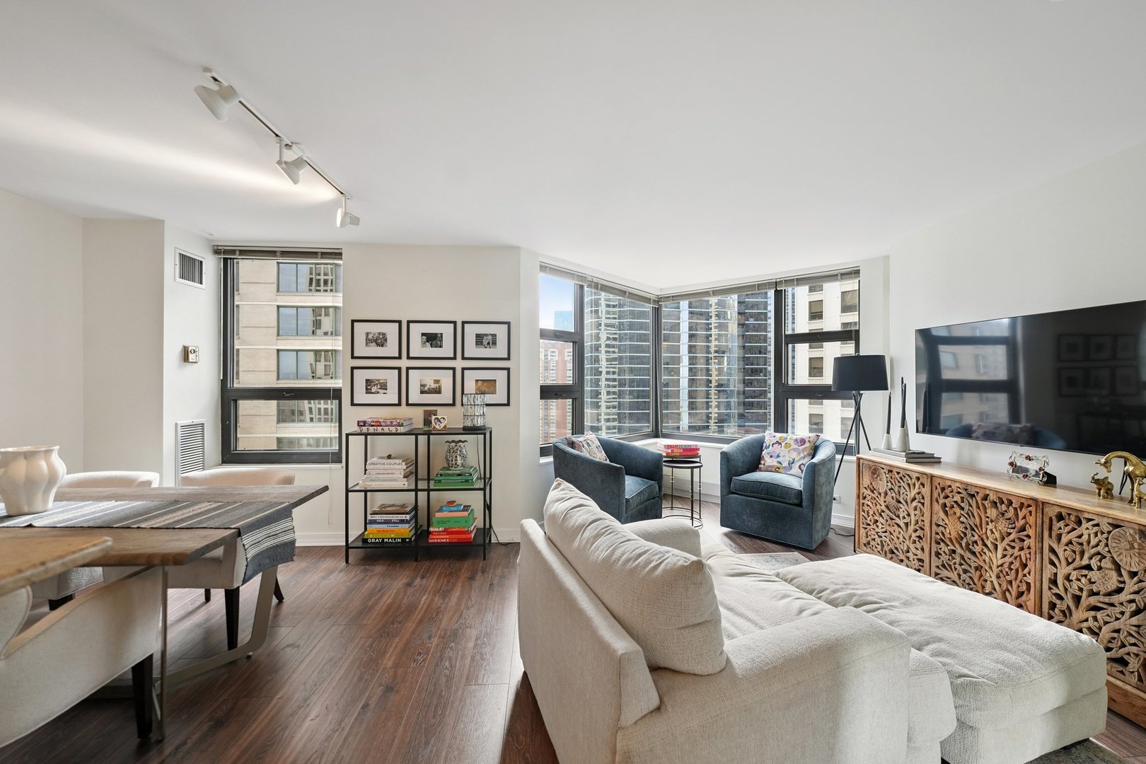 401 East Ontario Street, Unit 2506 Chicago, IL 60611 - Photo 8 of 12 a living room with furniture and a flat screen tv
