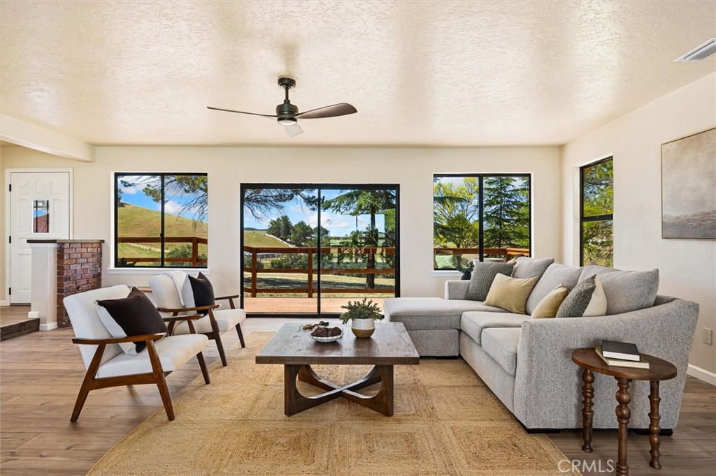 6998 Kingsbury Road Templeton, CA 93465 - Photo 8 of 57 Spacious living room