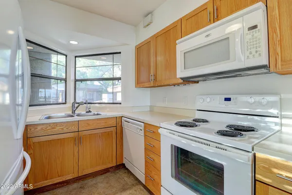 $1,600 | 5035 North 10th Place, Unit 201, Phoenix, AZ 85014