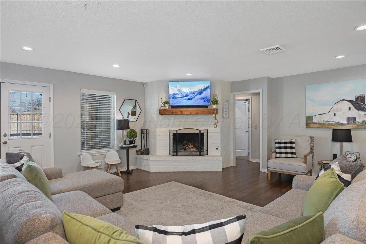 3414 Rutson Drive Amarillo, TX 79109 - Photo 8 of 32 07-Living Room 3