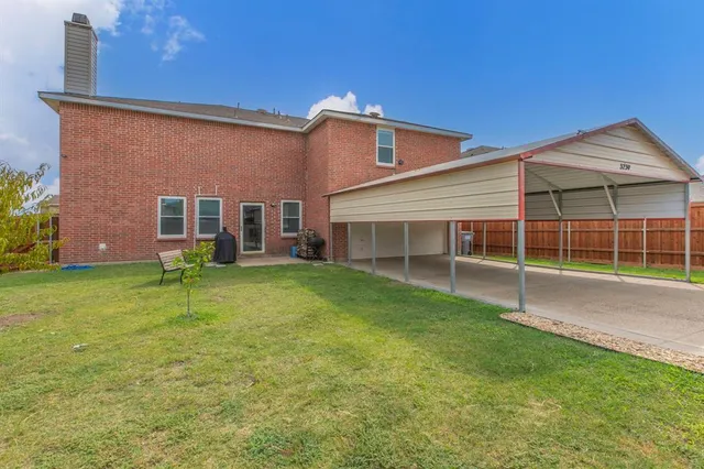 a view of a backyard