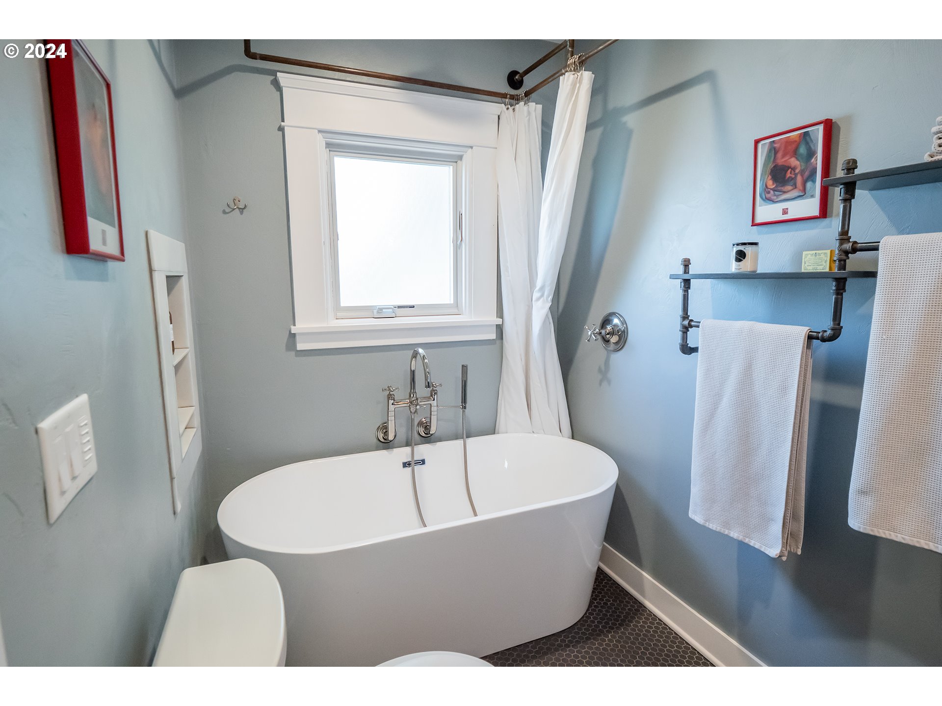 327 Clark Street Eugene, OR 97401 - Photo 14 of 42 a bathroom with a bathtub and a window