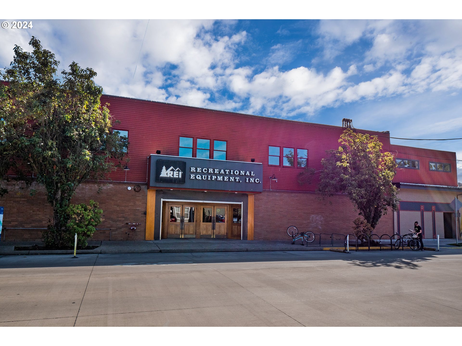327 Clark Street Eugene, OR 97401 - Photo 41 of 42 a building with trees in front of it