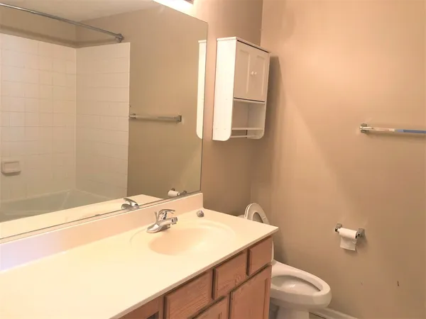 $2,500 | 1609 Fredericksburg Lane, Unit 1609, Aurora, IL 60503