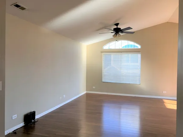 $2,500 | 1609 Fredericksburg Lane, Unit 1609, Aurora, IL 60503