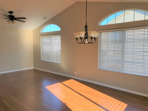 $2,500 | 1609 Fredericksburg Lane, Unit 1609, Aurora, IL 60503