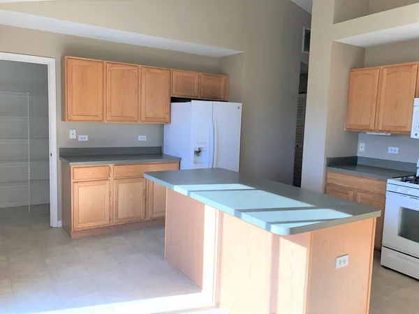 $2,500 | 1609 Fredericksburg Lane, Unit 1609, Aurora, IL 60503