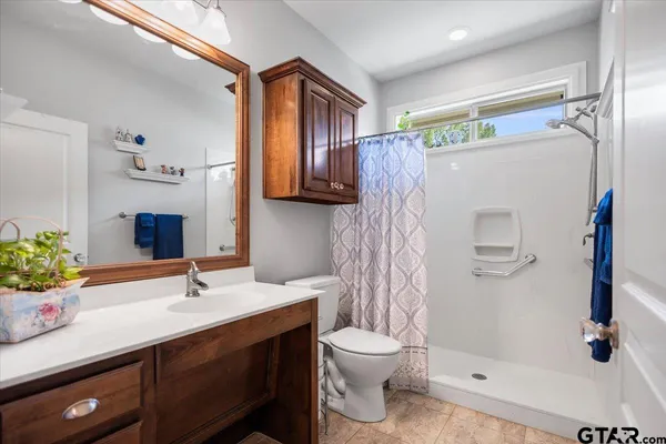 $729,000 | 4789 Sunrise Drive, Chandler, TX 75758