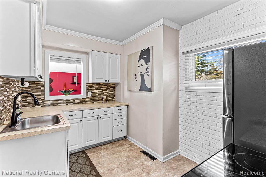 28871 Five Mile Road Livonia, MI 48154 - Photo 8 of 46 Gallery Image 8