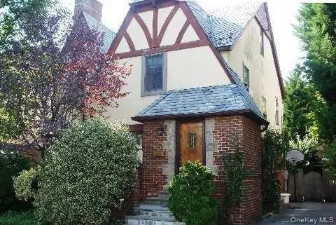 $7,900 | 7 Bayview Terrace, Manhasset, NY 11030