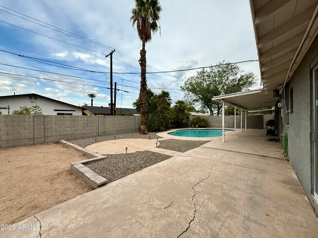 a view of a backyard