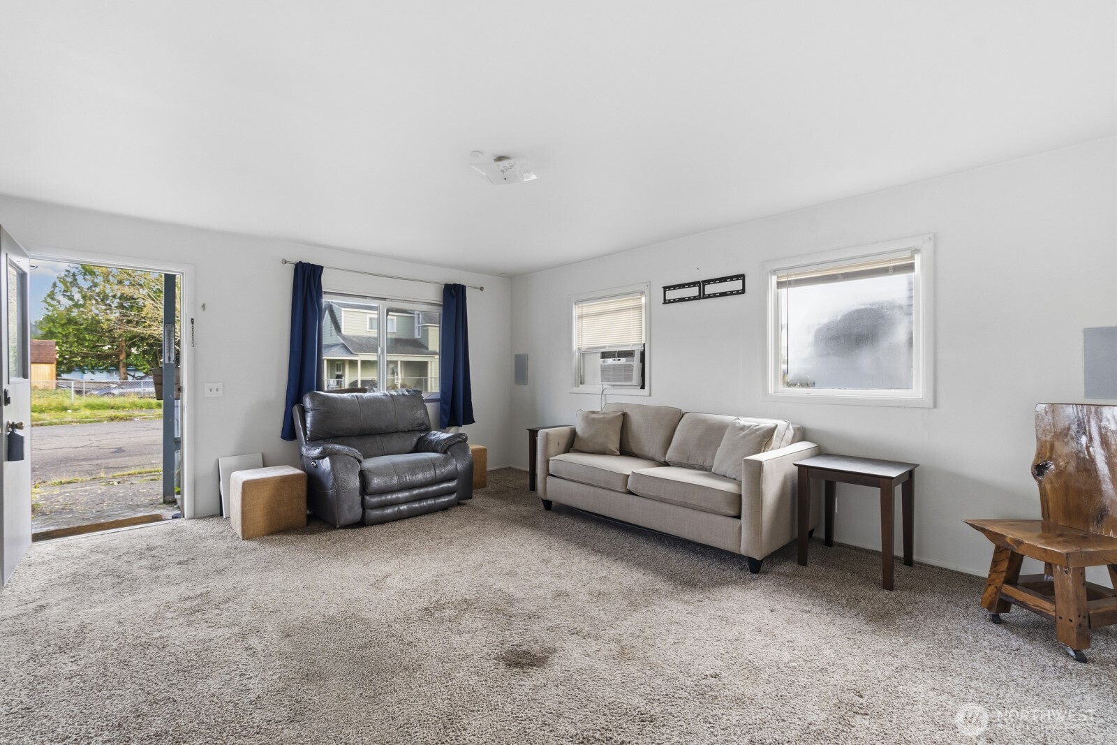 205 Jefferson Street Hoquiam, WA 98550 - Photo 16 of 21 a living room with furniture and a window