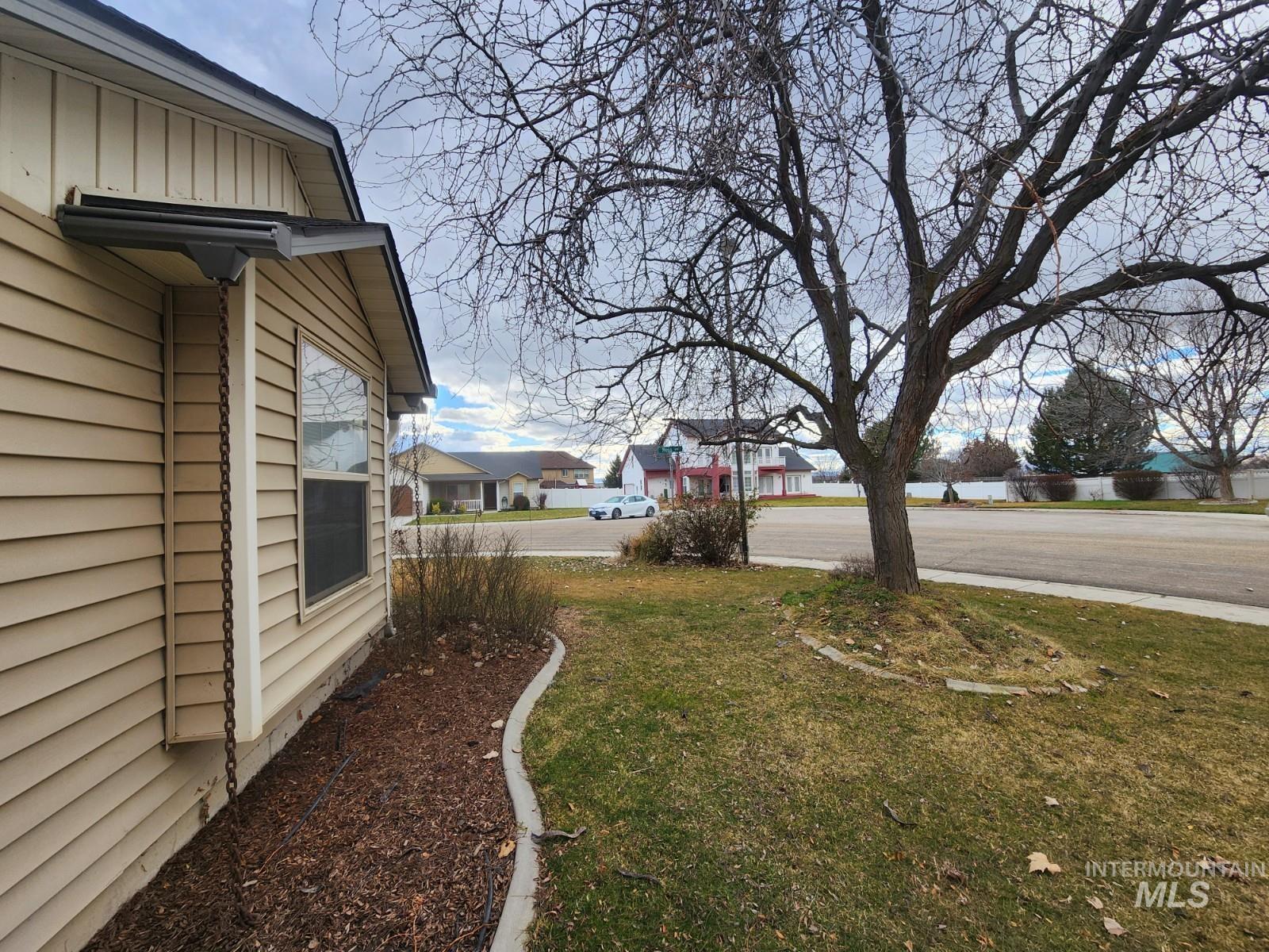 1000 North Rodeo Street Parma, ID 83660 - Photo 28 of 35 View of grassy yard with a residential view