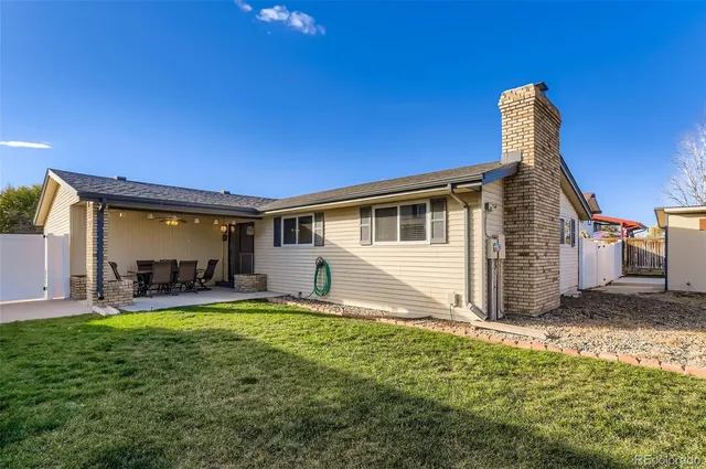 a view of a house with a backyard