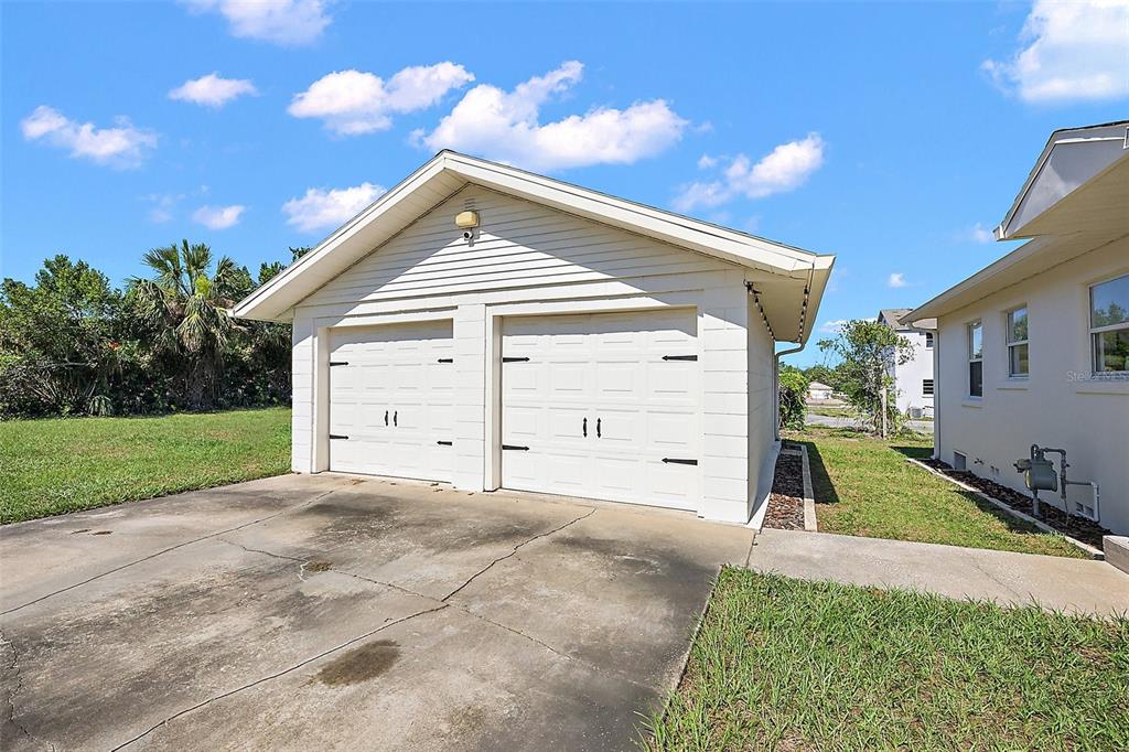 30 East Key Avenue Eustis, FL 32726 - Photo 25 of 32 a front view of a house with a yard