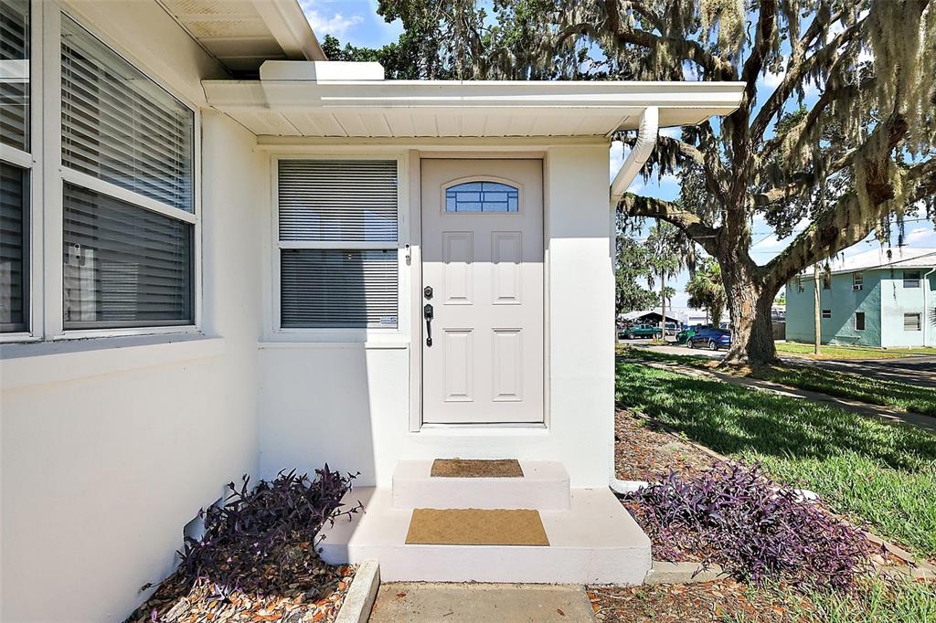 30 East Key Avenue Eustis, FL 32726 - Photo 3 of 32 a front view of a house with garden