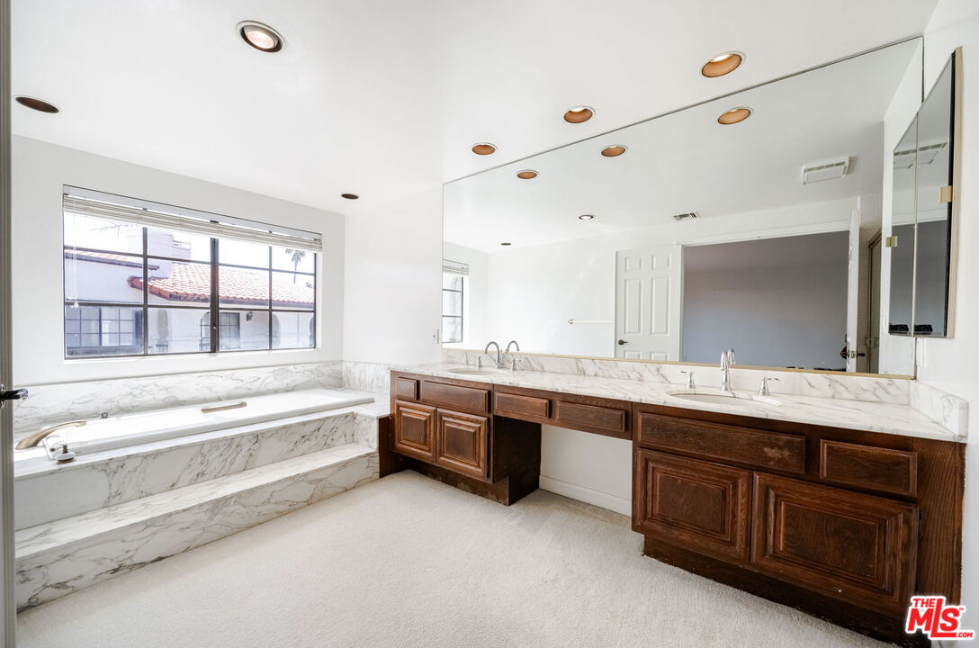 2311 Roscomare Road, Unit 10 Los Angeles, CA 90077 - Photo 11 of 14 Gallery Image 11