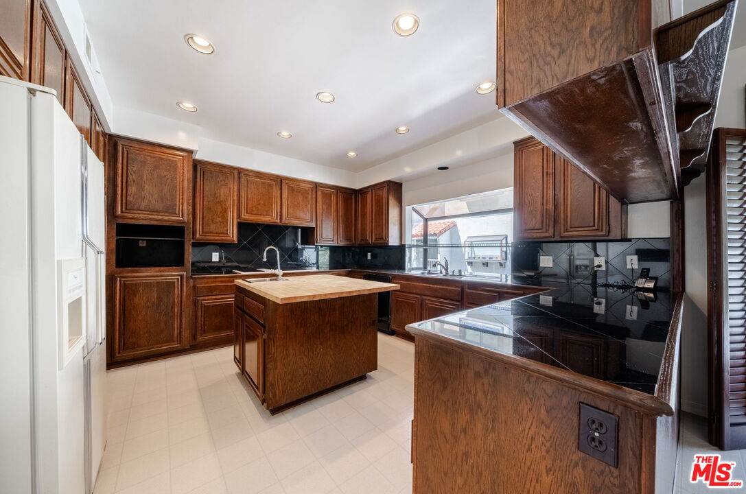 2311 Roscomare Road, Unit 10 Los Angeles, CA 90077 - Photo 5 of 14 Gallery Image 5