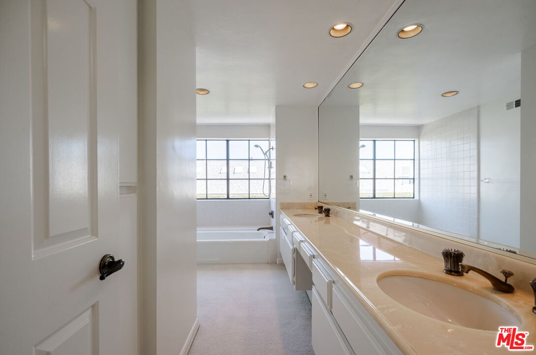 2311 Roscomare Road, Unit 10 Los Angeles, CA 90077 - Photo 9 of 14 Gallery Image 9