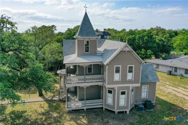 a view of a yard in front of house