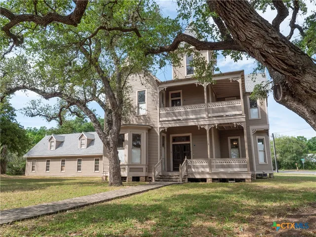 $424,999 | 204 West Reuss Boulevard, Cuero, TX 77954