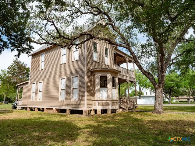 $424,999 | 204 West Reuss Boulevard, Cuero, TX 77954