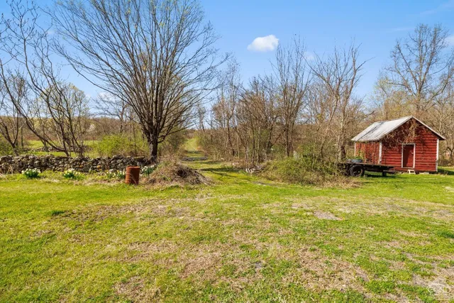 a view of backyard of a building