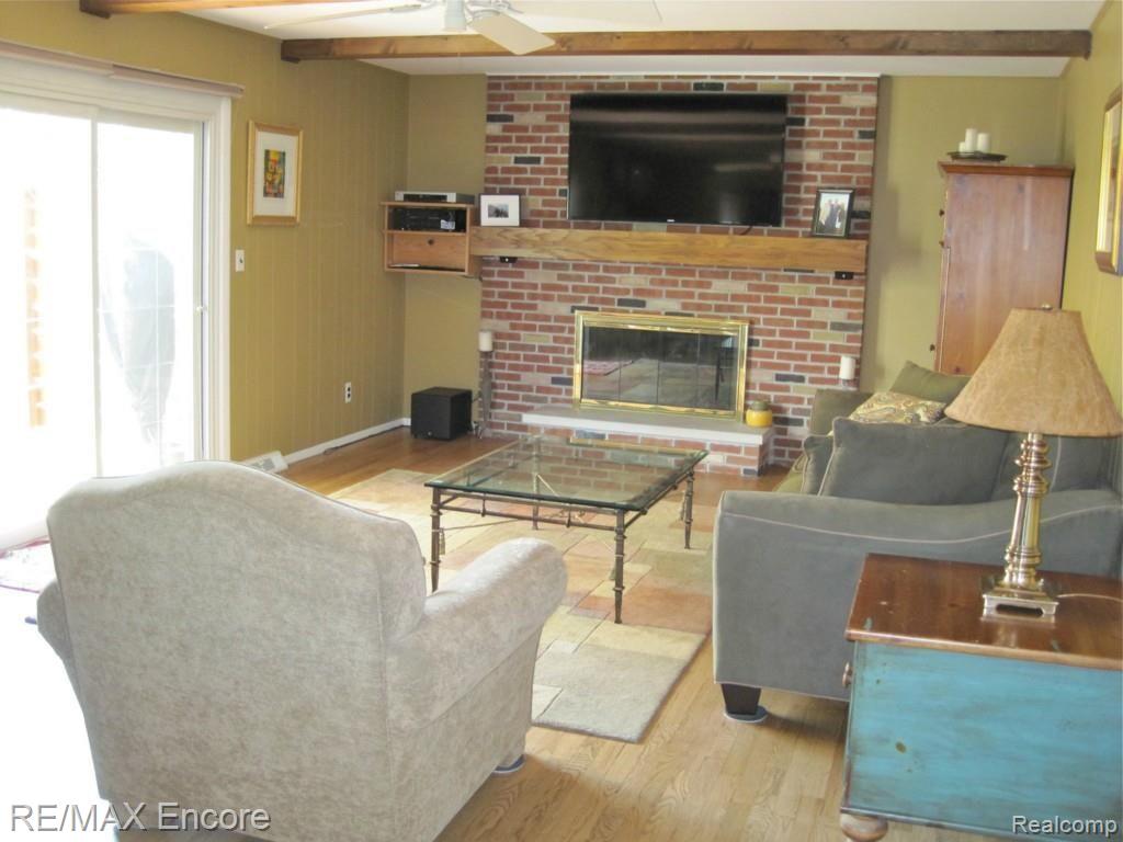 7216 Holcomb Road Clarkston, MI 48346 - Photo 13 of 37 Family Room_V1.jpg