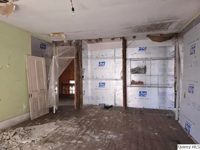 a view of empty room with window