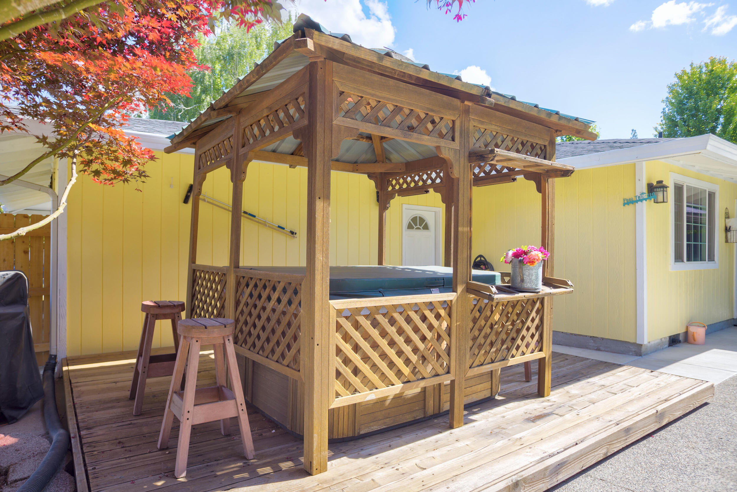 255 Queens Branch Road Rogue River, OR 97537 - Photo 51 of 60 a view of a patio with a table chairs and a patio