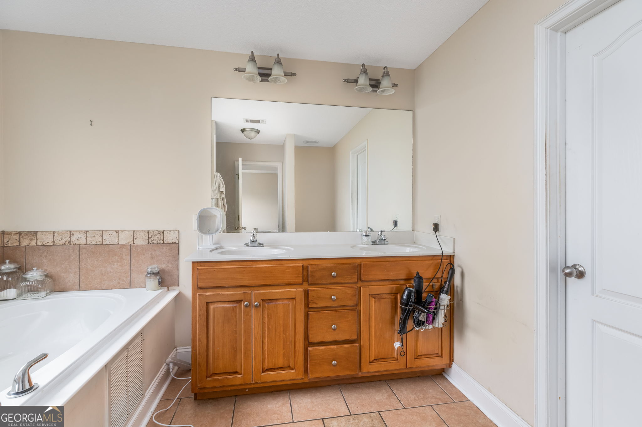 105 Galloway Street Kathleen, GA 31047 - Photo 32 of 35 a spacious bathroom with a double vanity sink a mirror and a bathtub