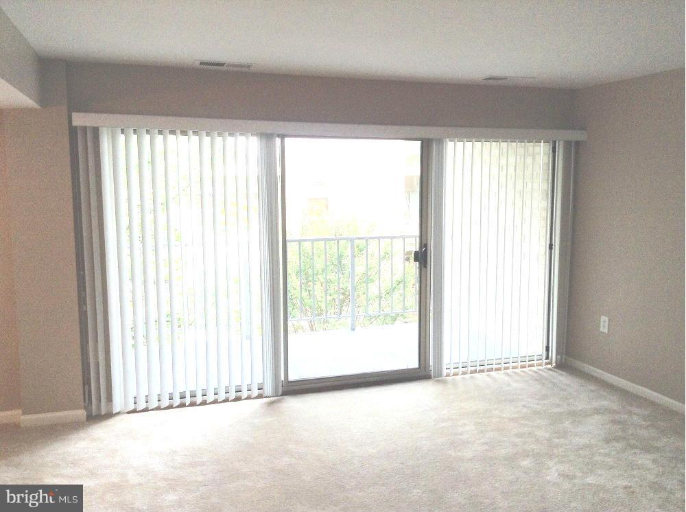 9 Canterbury Square, Unit 301 Alexandria, VA 22304 - Photo 2 of 18 Living Room