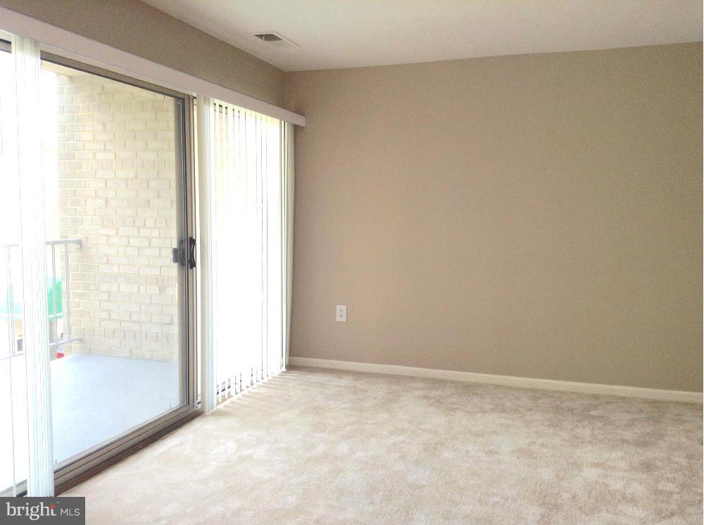 9 Canterbury Square, Unit 301 Alexandria, VA 22304 - Photo 4 of 18 Living Room