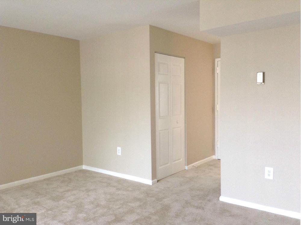 9 Canterbury Square, Unit 301 Alexandria, VA 22304 - Photo 5 of 18 Living Room