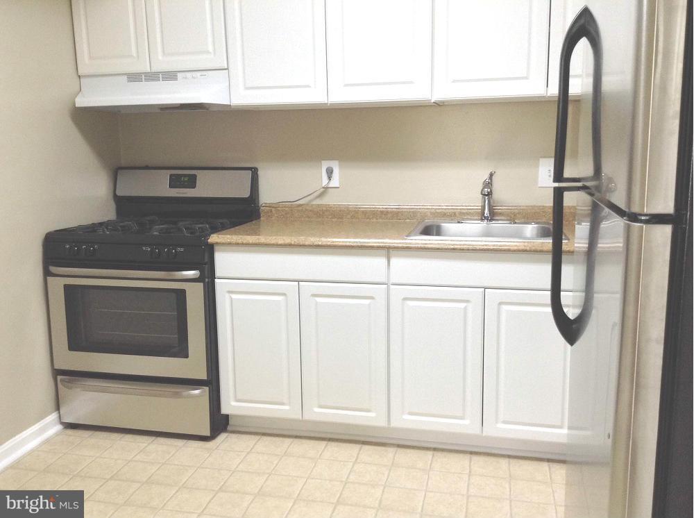 9 Canterbury Square, Unit 301 Alexandria, VA 22304 - Photo 9 of 18 Kitchen