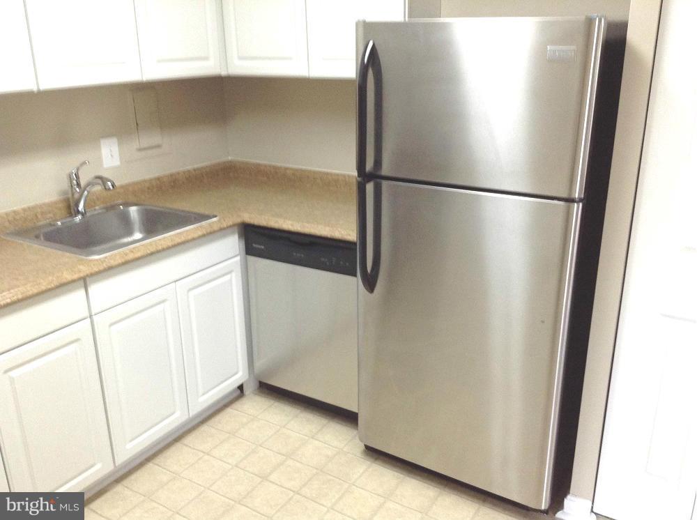 9 Canterbury Square, Unit 301 Alexandria, VA 22304 - Photo 10 of 18 Kitchen