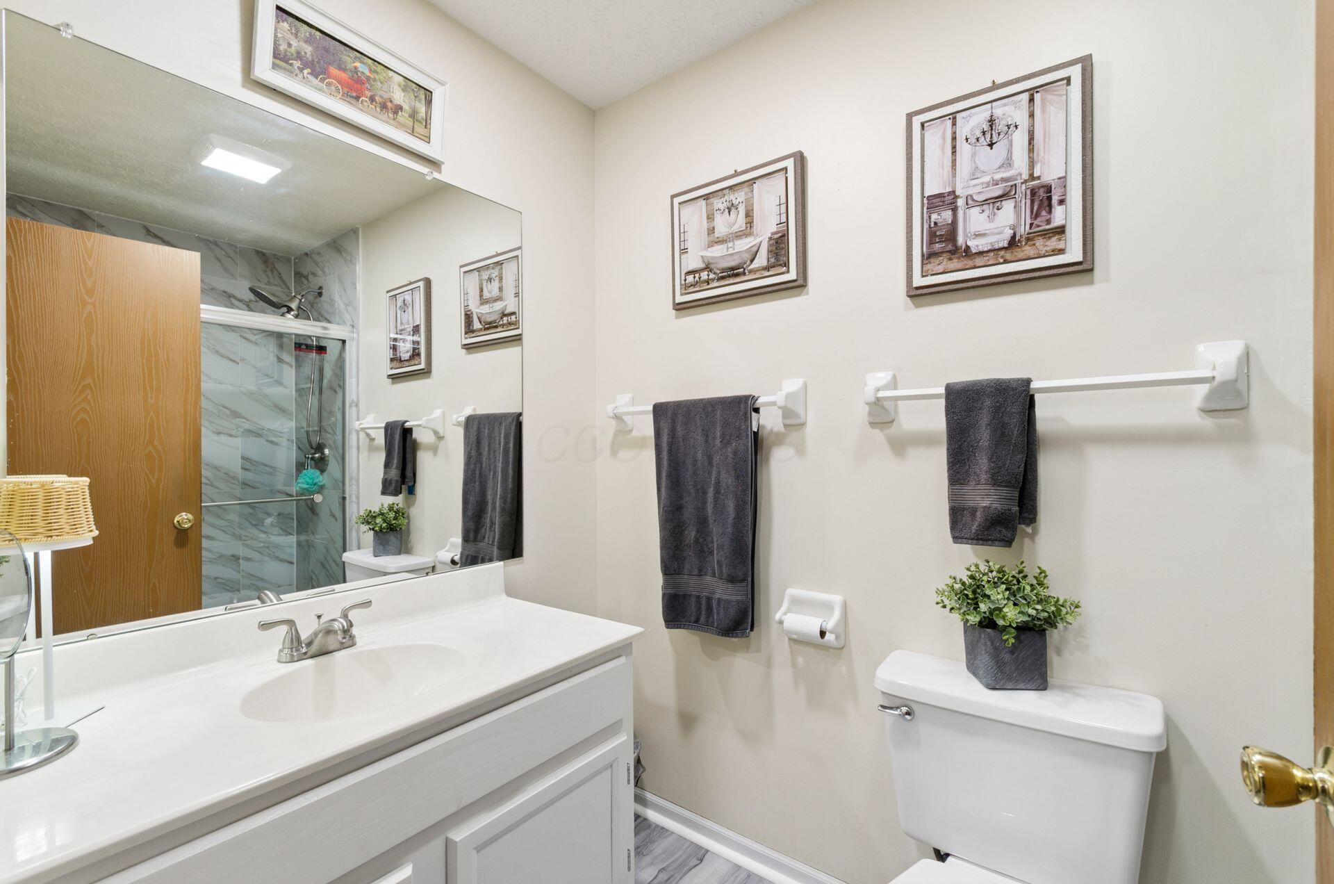 5885 Beechcroft Road, Unit 302 Columbus, OH 43229 - Photo 15 of 31 Full Bathroom