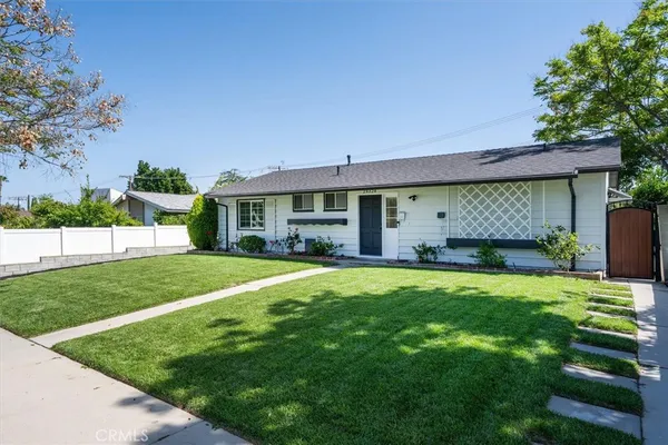 $4,875 | 24324 Victory Boulevard, Woodland Hills, CA 91367