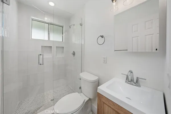 $4,875 | 24324 Victory Boulevard, Woodland Hills, CA 91367