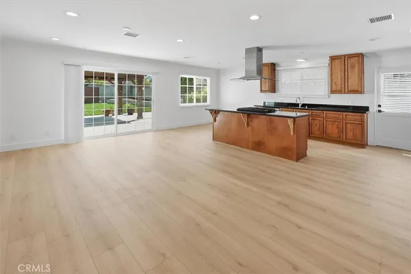 $4,875 | 24324 Victory Boulevard, Woodland Hills, CA 91367