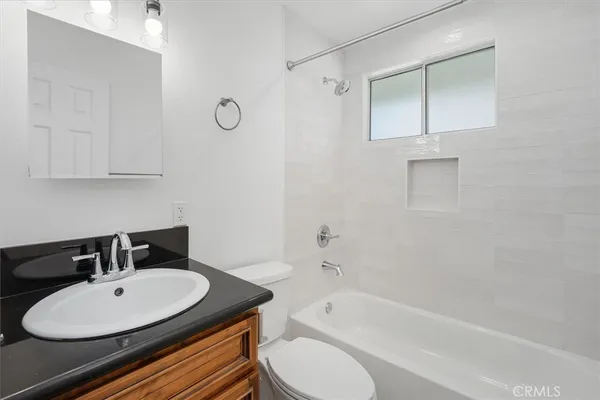 $4,875 | 24324 Victory Boulevard, Woodland Hills, CA 91367