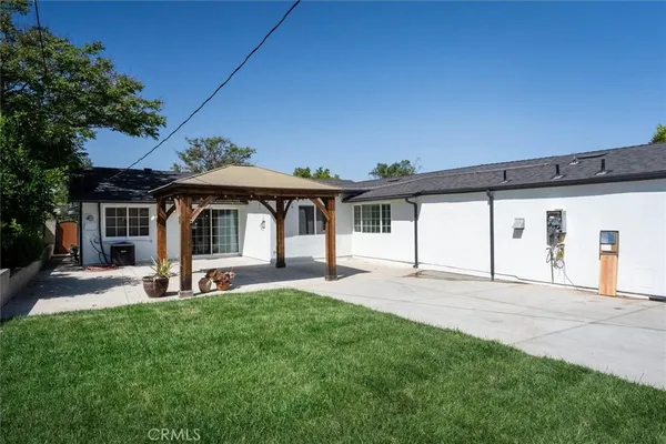 $4,875 | 24324 Victory Boulevard, Woodland Hills, CA 91367