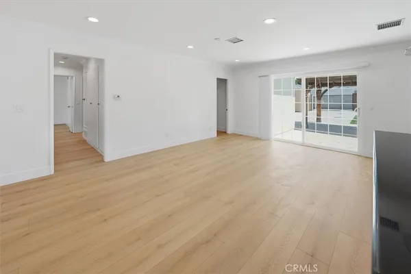 $4,875 | 24324 Victory Boulevard, Woodland Hills, CA 91367