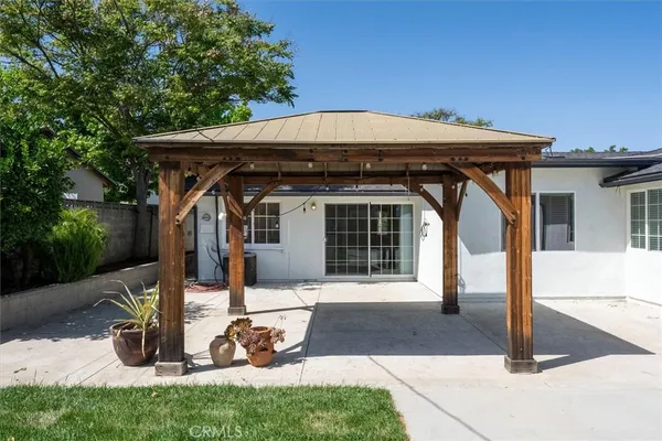 $4,875 | 24324 Victory Boulevard, Woodland Hills, CA 91367