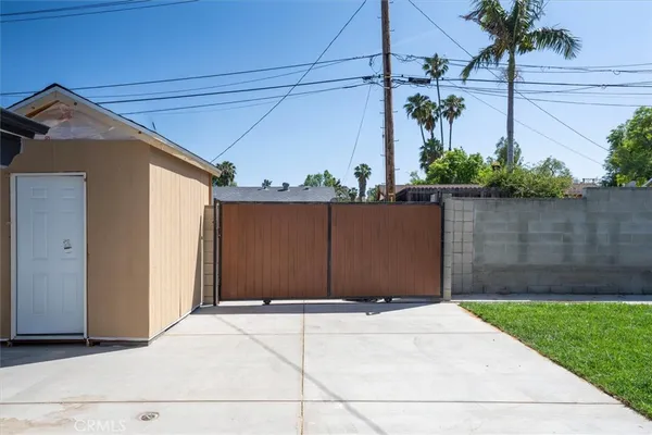 $4,875 | 24324 Victory Boulevard, Woodland Hills, CA 91367