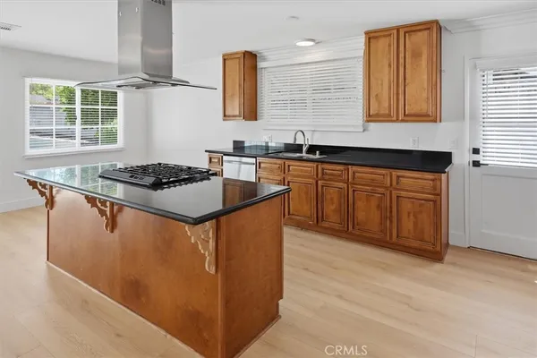 $4,875 | 24324 Victory Boulevard, Woodland Hills, CA 91367