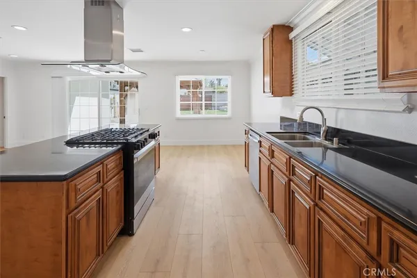 $4,875 | 24324 Victory Boulevard, Woodland Hills, CA 91367