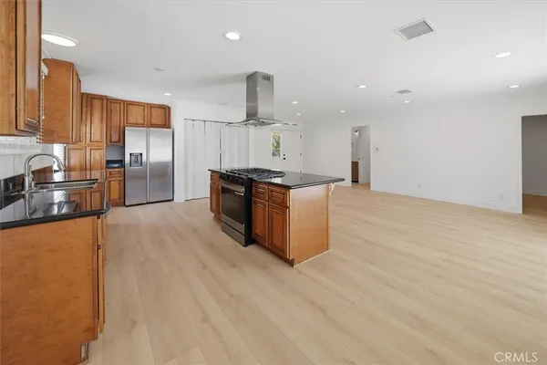 $4,875 | 24324 Victory Boulevard, Woodland Hills, CA 91367