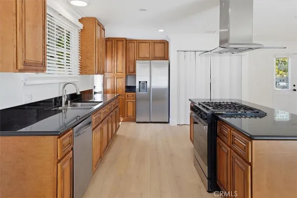 $4,875 | 24324 Victory Boulevard, Woodland Hills, CA 91367