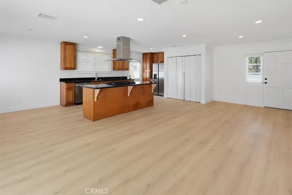 $4,875 | 24324 Victory Boulevard, Woodland Hills, CA 91367